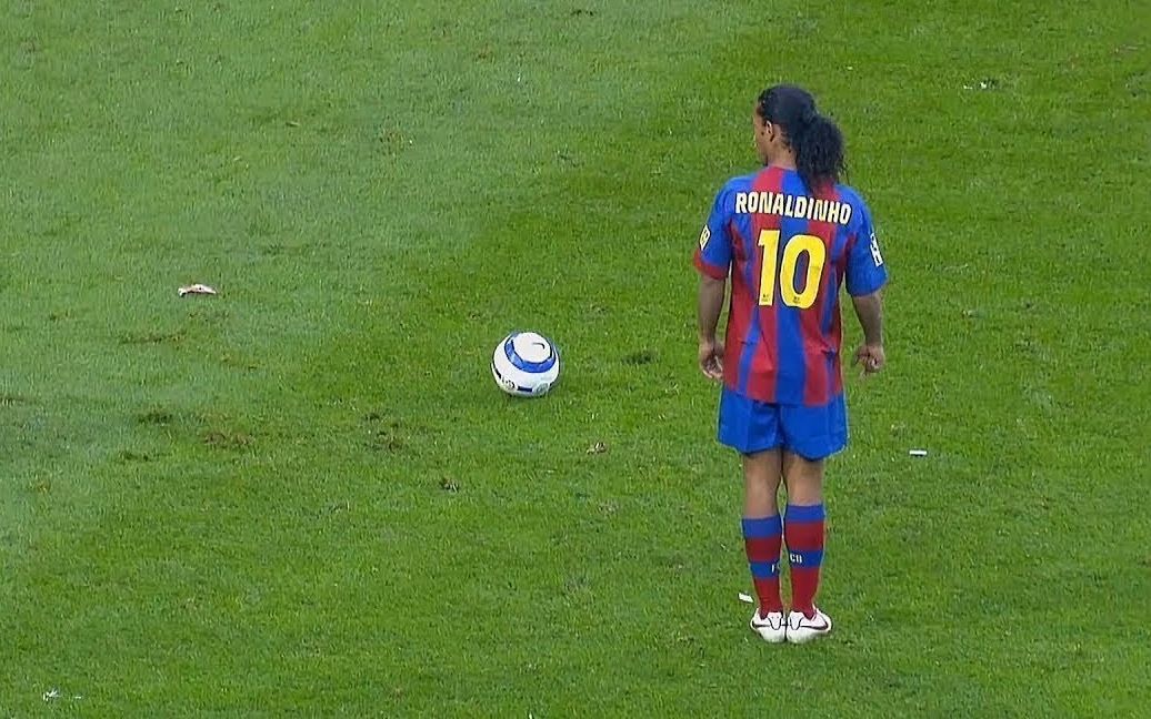 不愧是梅西的师傅来看下小罗当年的任意球水平完全无视任何人墙