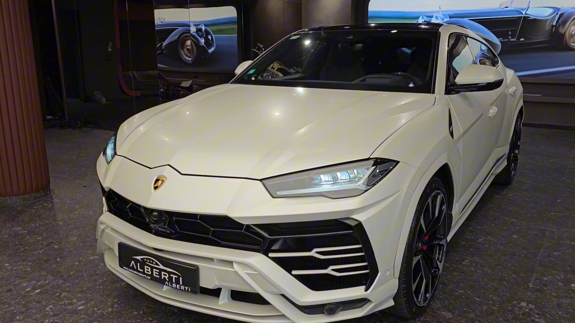 让我们来看看白色的兰博基尼urus 改装天蝎排气