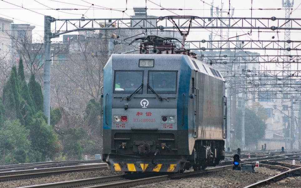 南局向段hxd1b-0025单机通过南昌二场