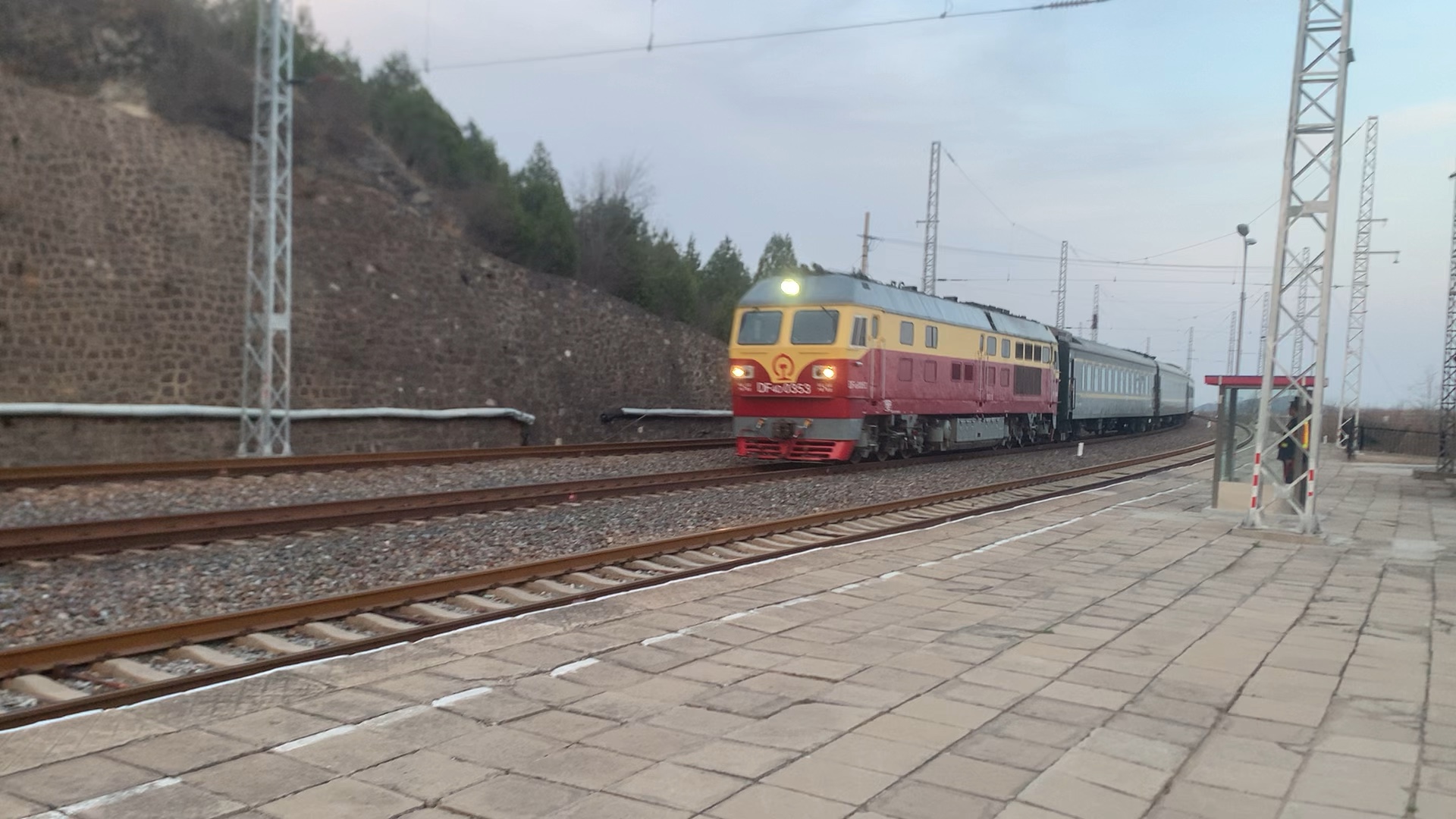 京原铁路k603次列车18:29通过孤山口站