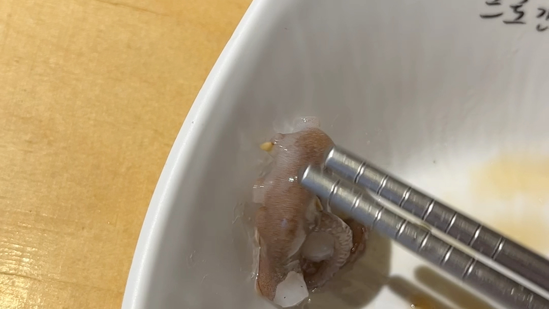 生吃会动的活章鱼