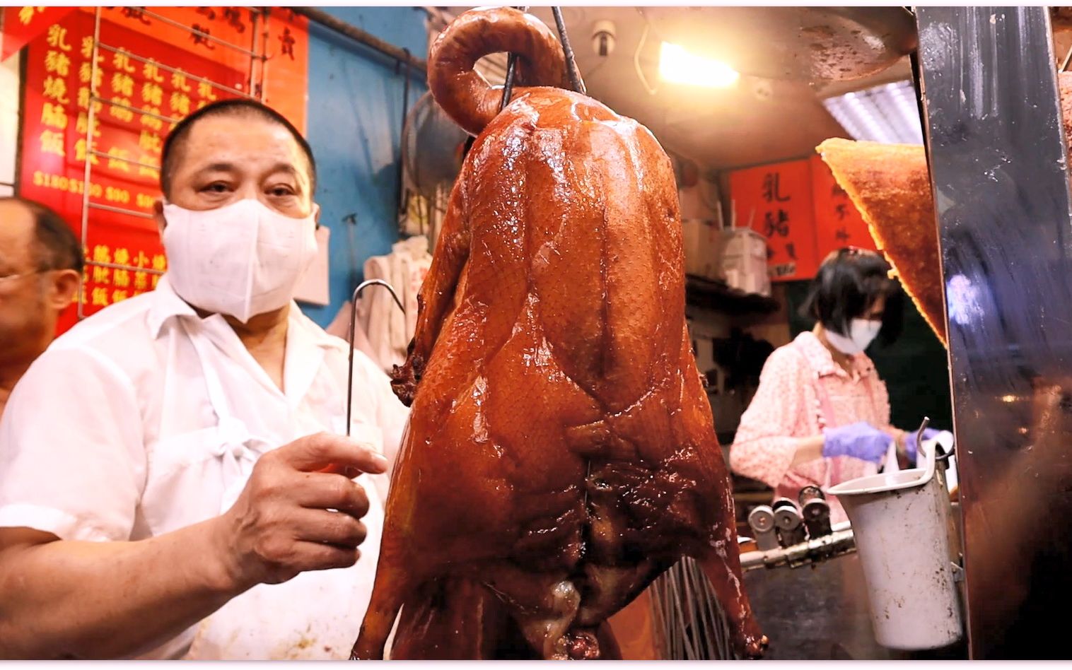 烧猪切开爆肉汁 肚子饿 看见烧肉流口水了 脆皮烧乳猪 烧猪烧肉 热辣辣烧鹅烧鸭 肥美脆皮烧腩仔 玫瑰露酒油鷄 叉烧 卤水乳鸽 香港美食 新强记烧腊饭店佐敦...