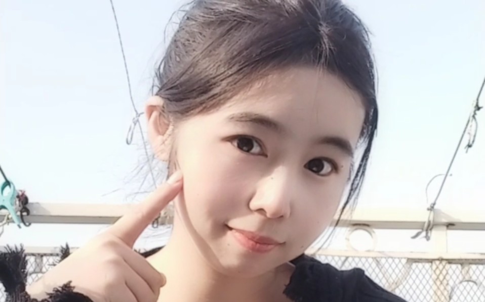 是不是圆脸甜妹呀?