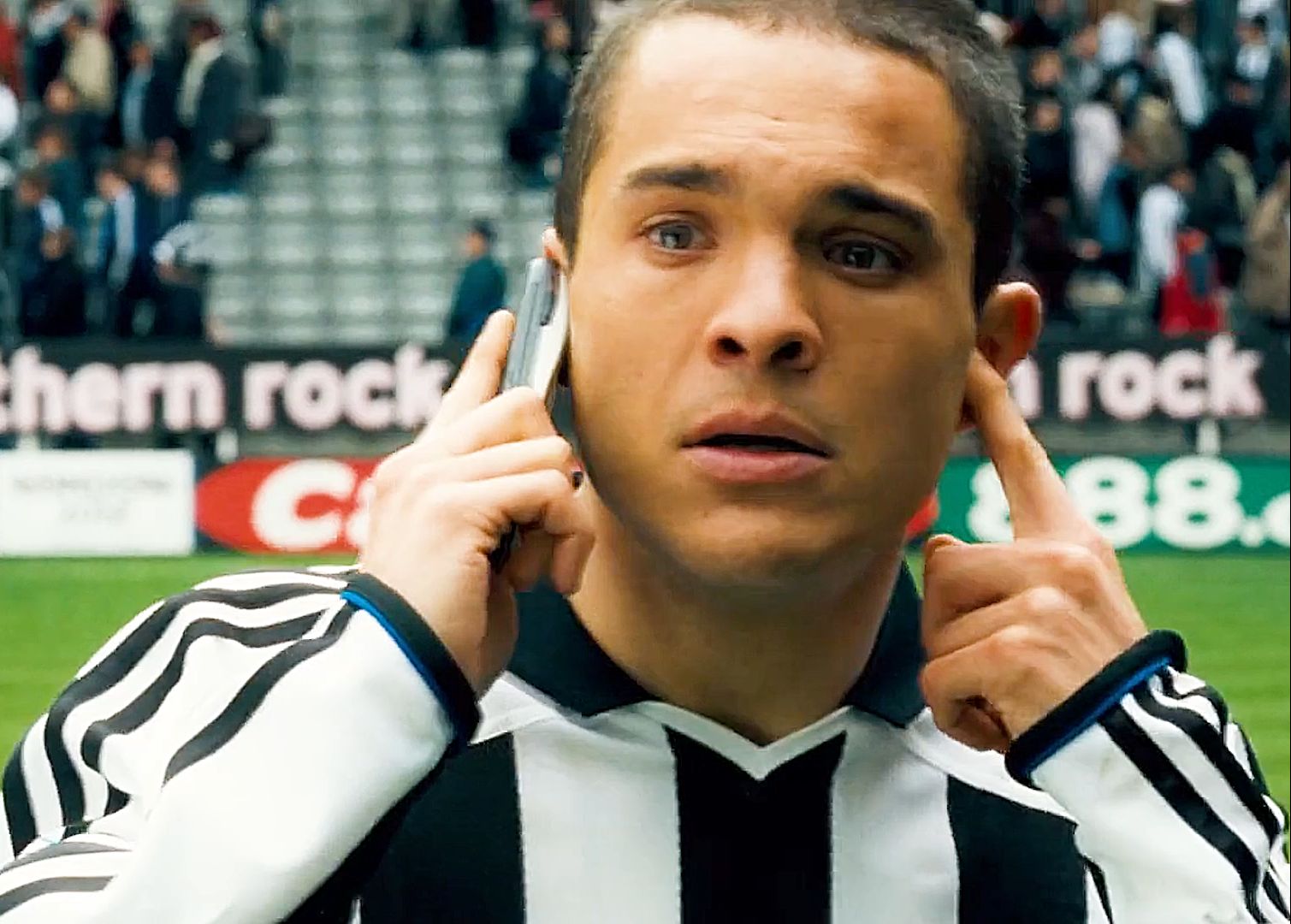 贫民窟男孩一球成名,逆天改命 励志穷小伙靠足球逆天改命,成为国际