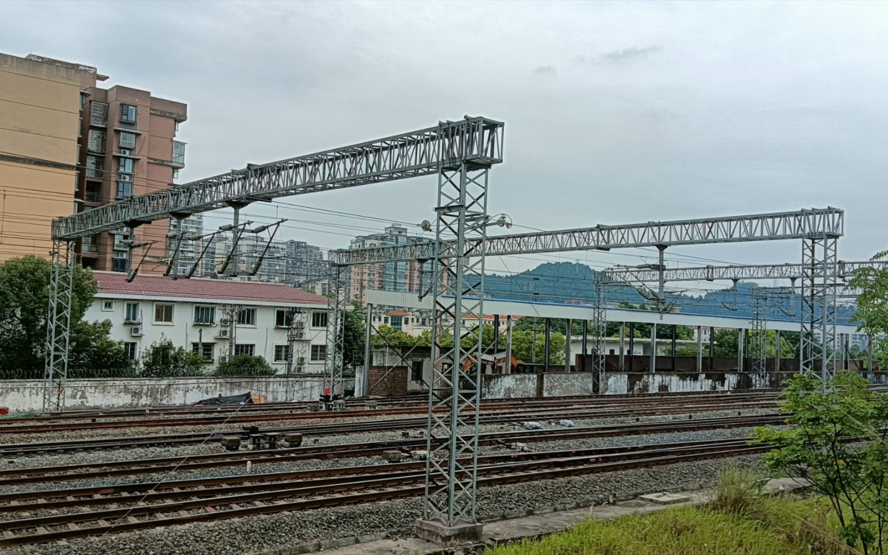 璃月铁路(中国铁路)遂宁火车站铁路列车通过道岔,钢轨接缝_哔哩哔哩