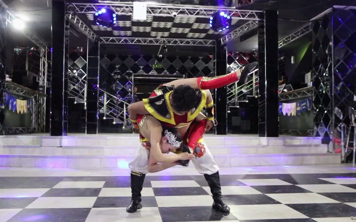 蒙古马戏团双人柔术杂技