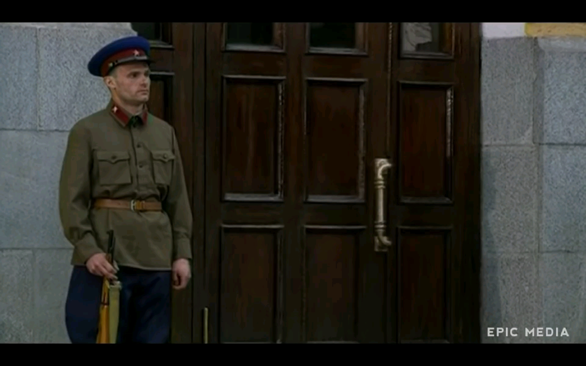 苏联马靴帅哥空军军官进入地道调查