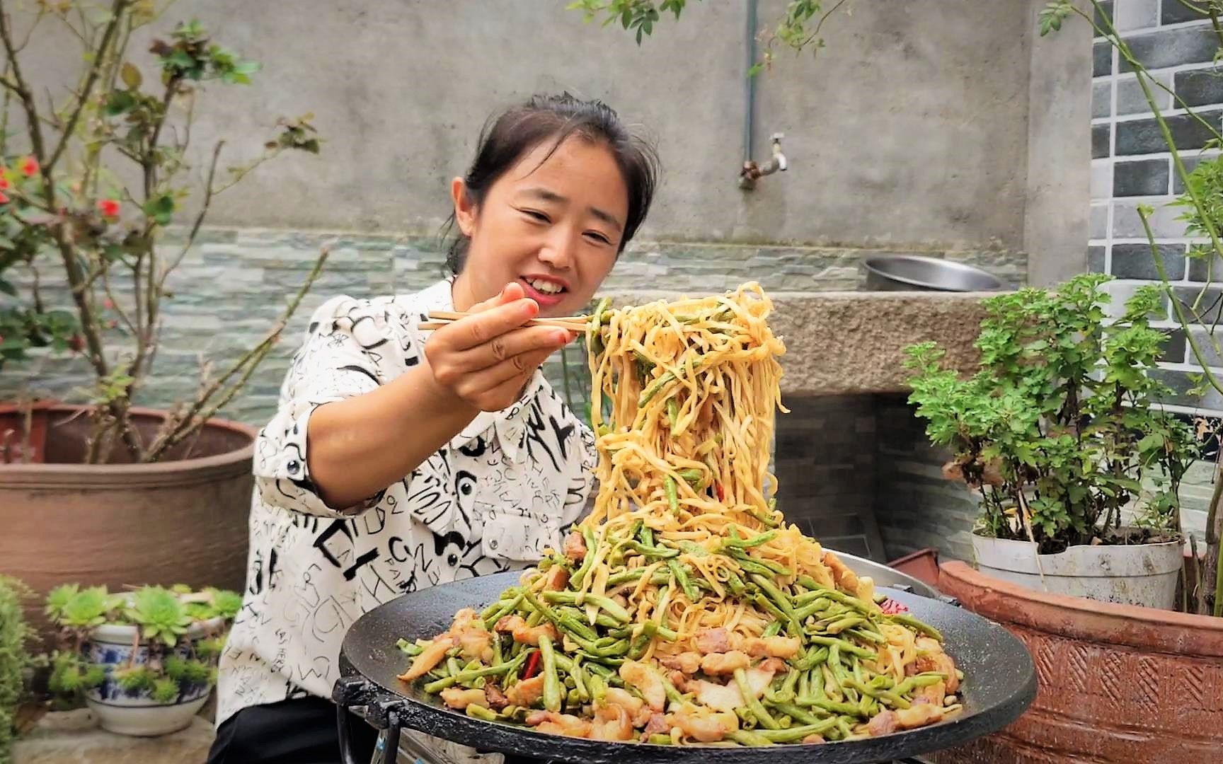 摘点婆婆种的晚豆角,做一锅豆角蒸面条,香软可口一人吃一瓢哔哩哔哩bilibili