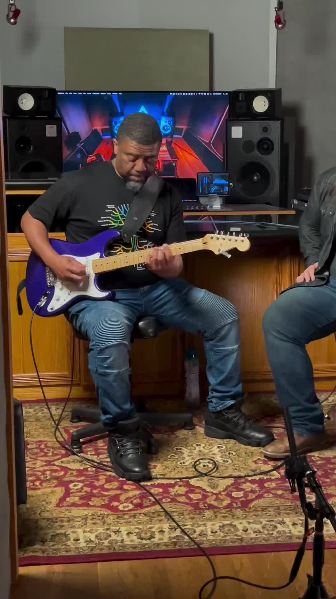 jubu smith在tony的rnb热门歌曲 "anniversary" 中演奏他的标志性吉他