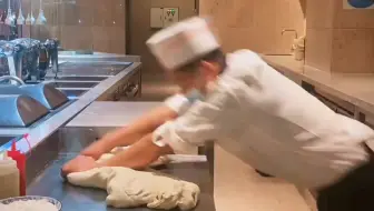 “顶级”大厨揉面看傻网友，网友：都说厨师腰好，原来是真的！