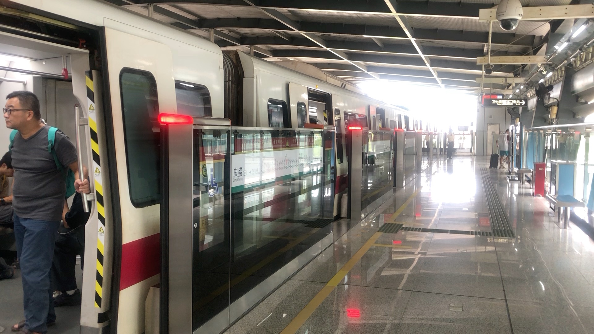 广州地铁4号线高架庆盛站l1型车出站