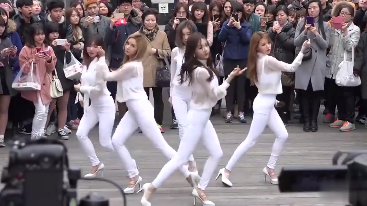 韩国性感女团热舞,白色紧身裤街边路演,一群人围观