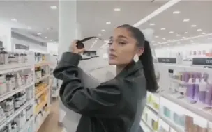 Télécharger la video: Ariana Grande化身飞贼偷走rem beauty