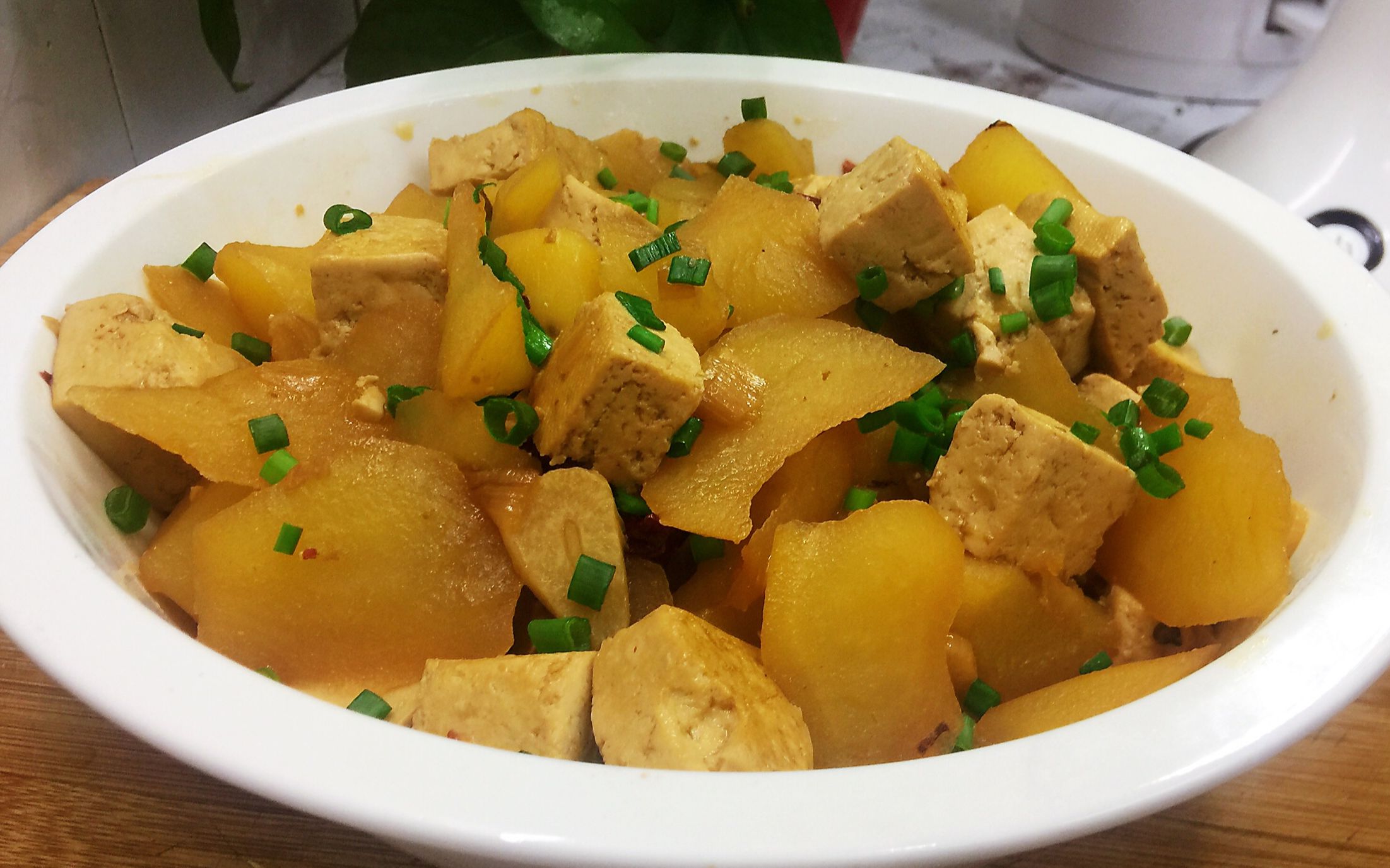 土豆炖豆腐的做法,家里最常见的菜炖在一起,土豆面豆腐嫩