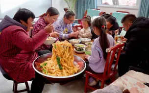 Скачать видео: 女儿一家要走了，想吃碗妈妈做的拉条子，幸福又美味！