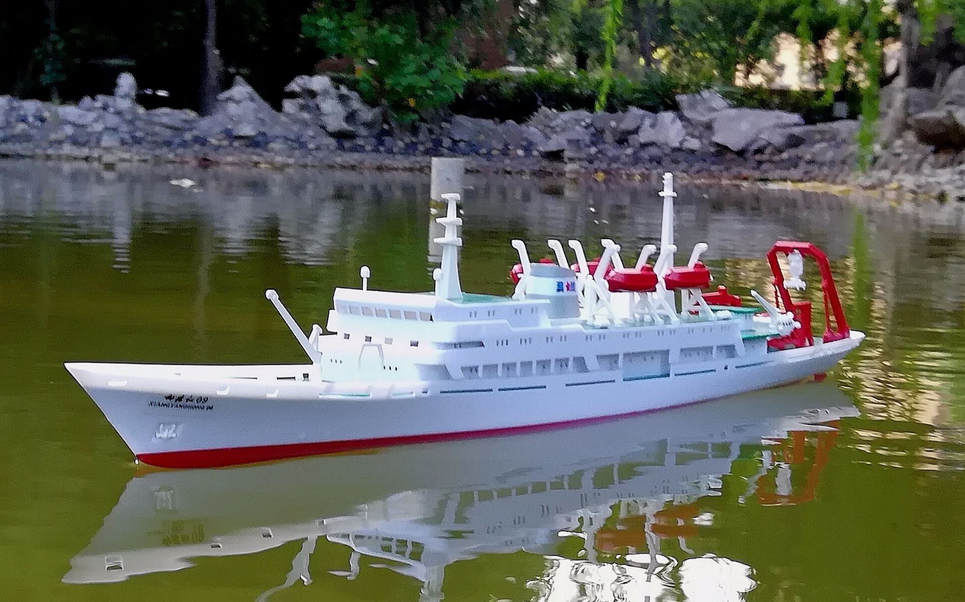 向阳红09号科考船与蛟龙号潜水器模型