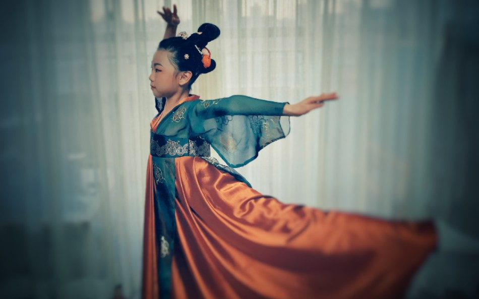 8岁女孩汉服演绎汉唐舞《丽人行》眼神动作起范儿