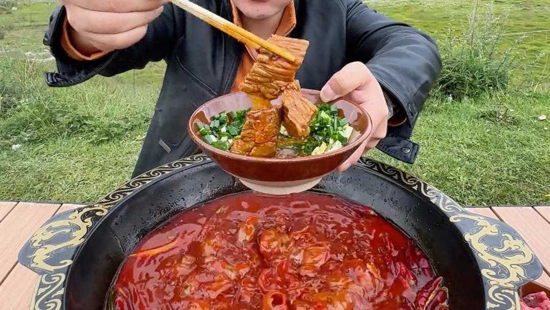 青藏高原吃牛油火锅
