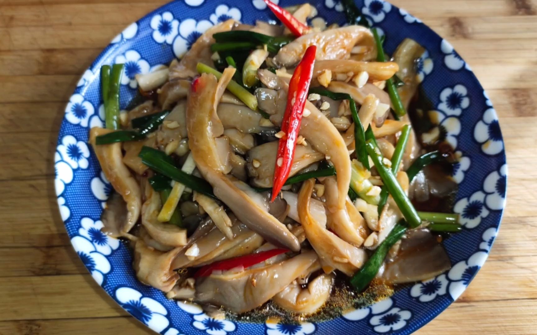 大鱼大肉吃腻了,就试试这道凉拌蘑菇,嫩滑爽口酸辣开胃,好吃