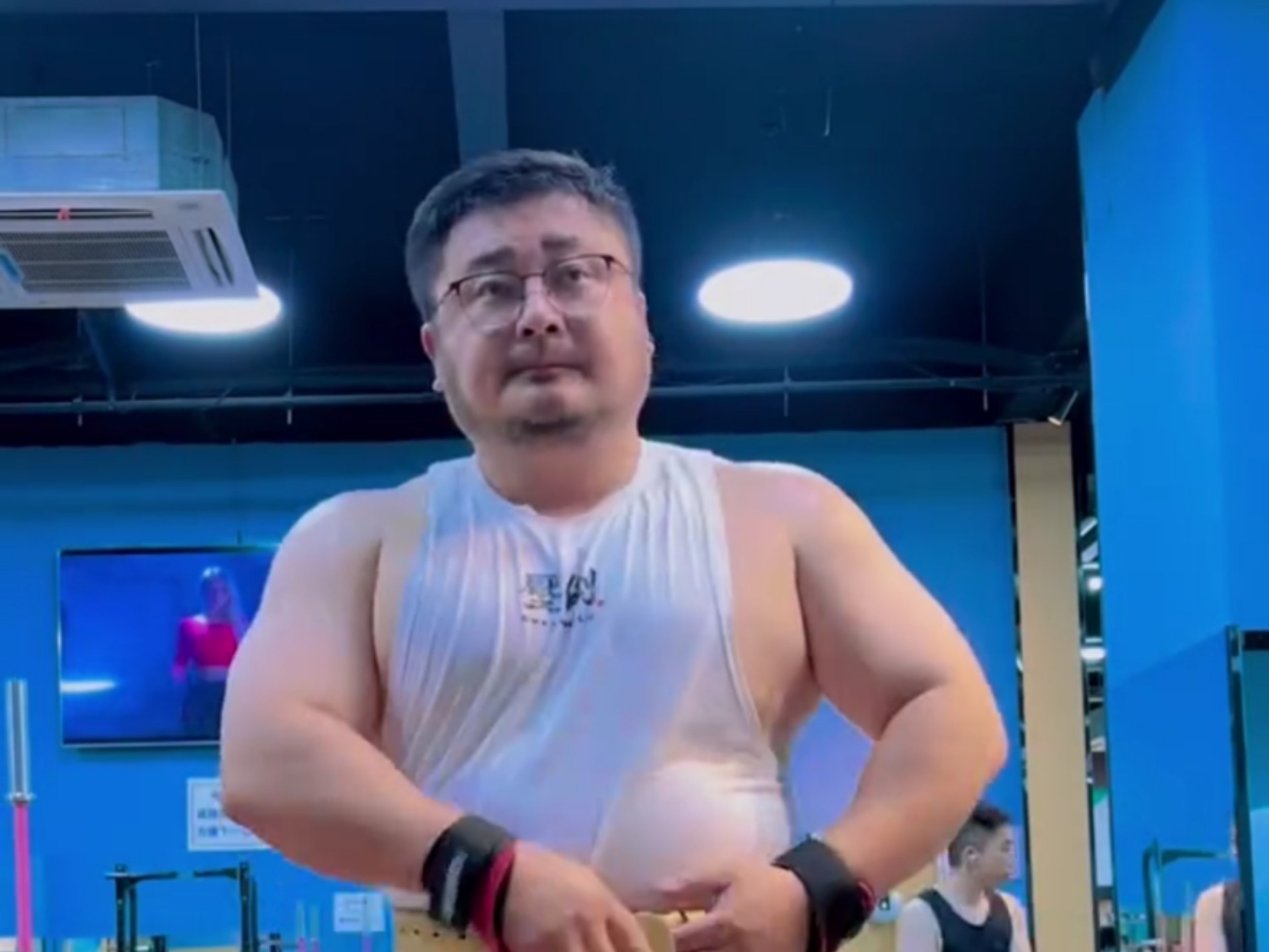 胖熊在健身房10