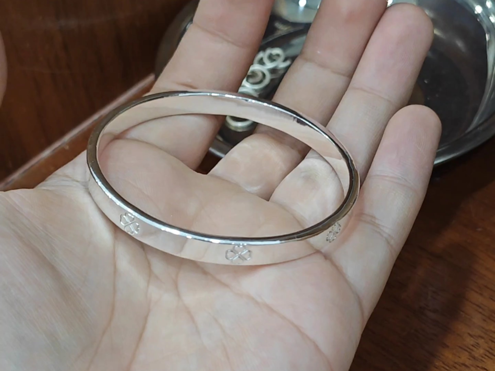 简约的四叶草银手镯