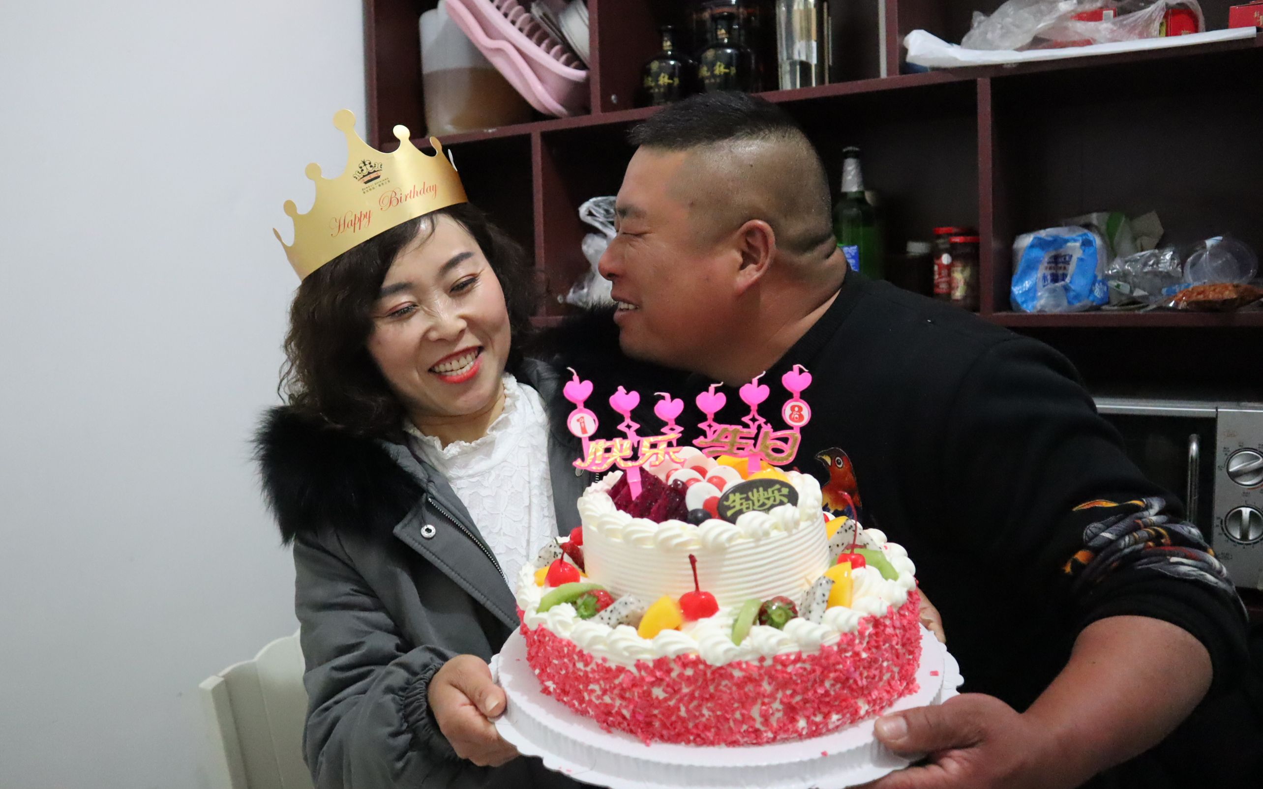老婆过生日,胖大哥悄悄给她买了一支口红,小俩口又撒狗粮了_哔哩哔哩