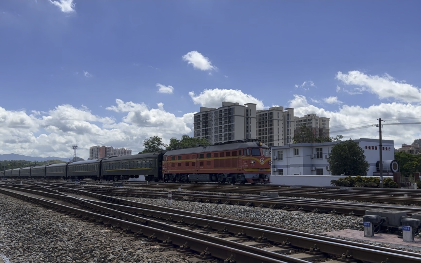 调图后升t的广信车t8307次(广州-信宜),广茂线春湾站出站