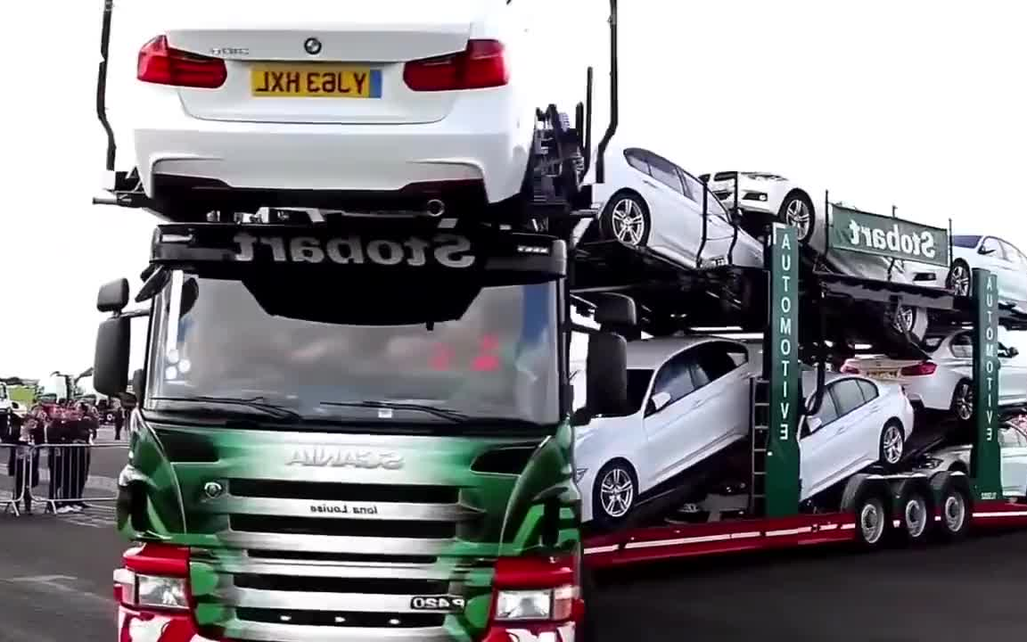 『辆宝马塞进半挂车一次拉走』轮胎:你们玩够了就快下来,我能扛几辆