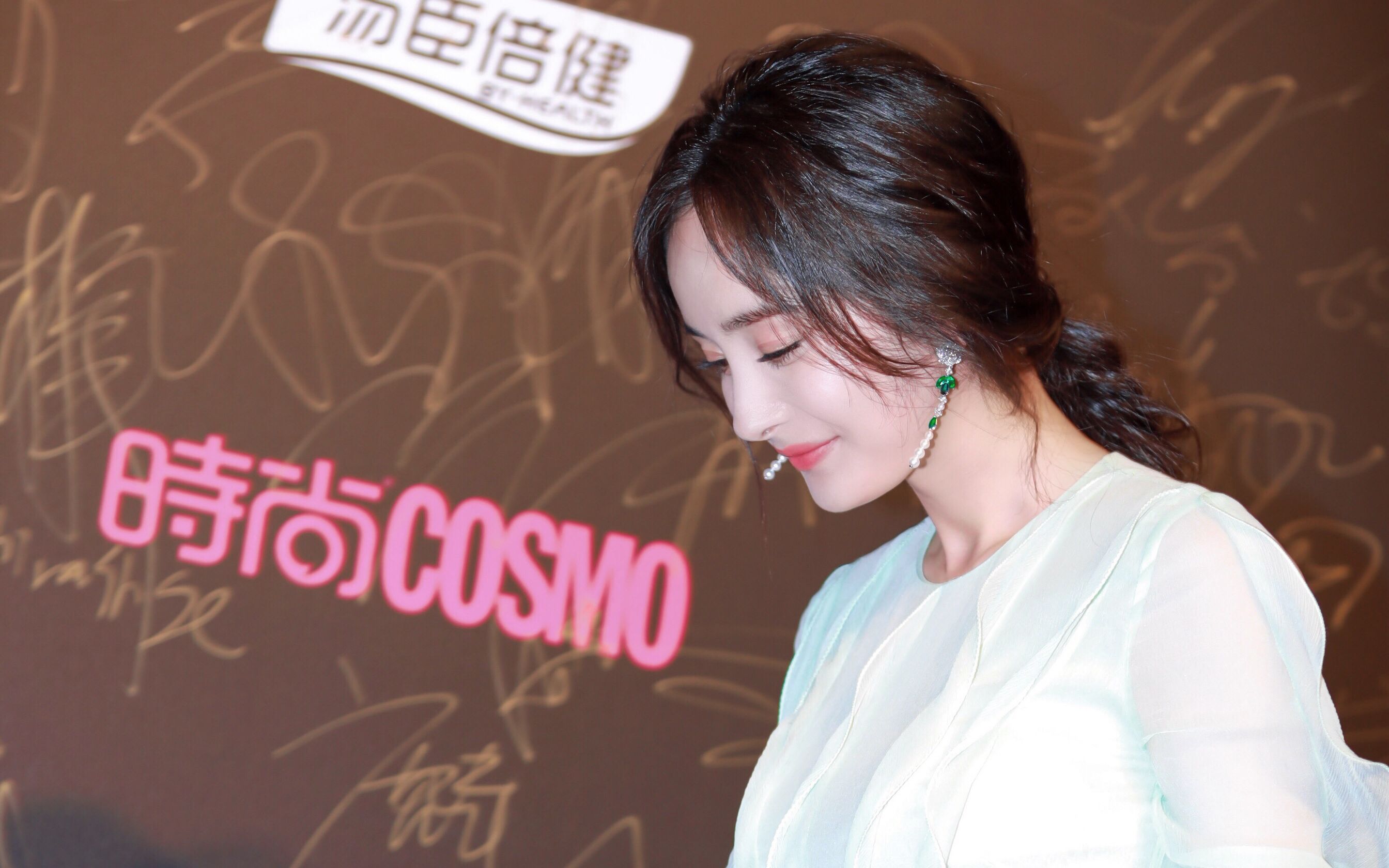 杨幂时尚cosmo盛典走红毯笑场哈哈哈