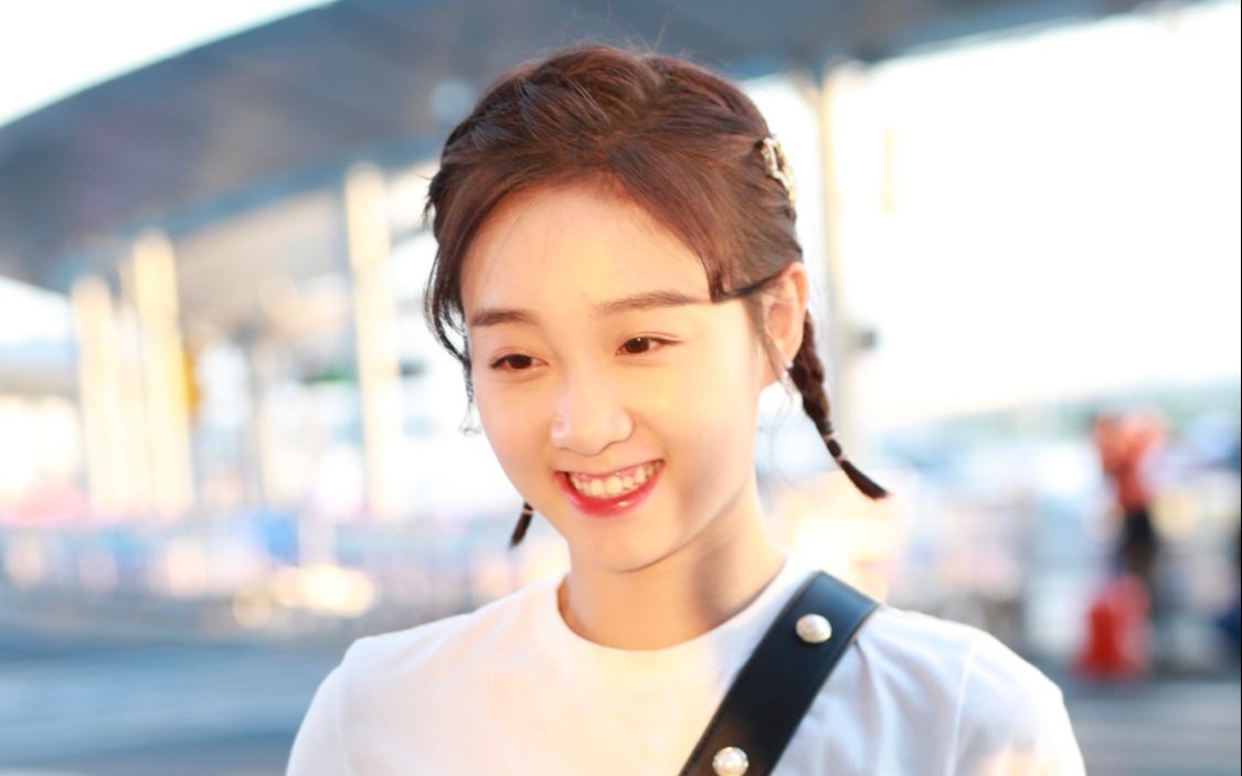 今天扎着两个小辫子的豆子真可爱,大家把豆子夸的都不好意思啦