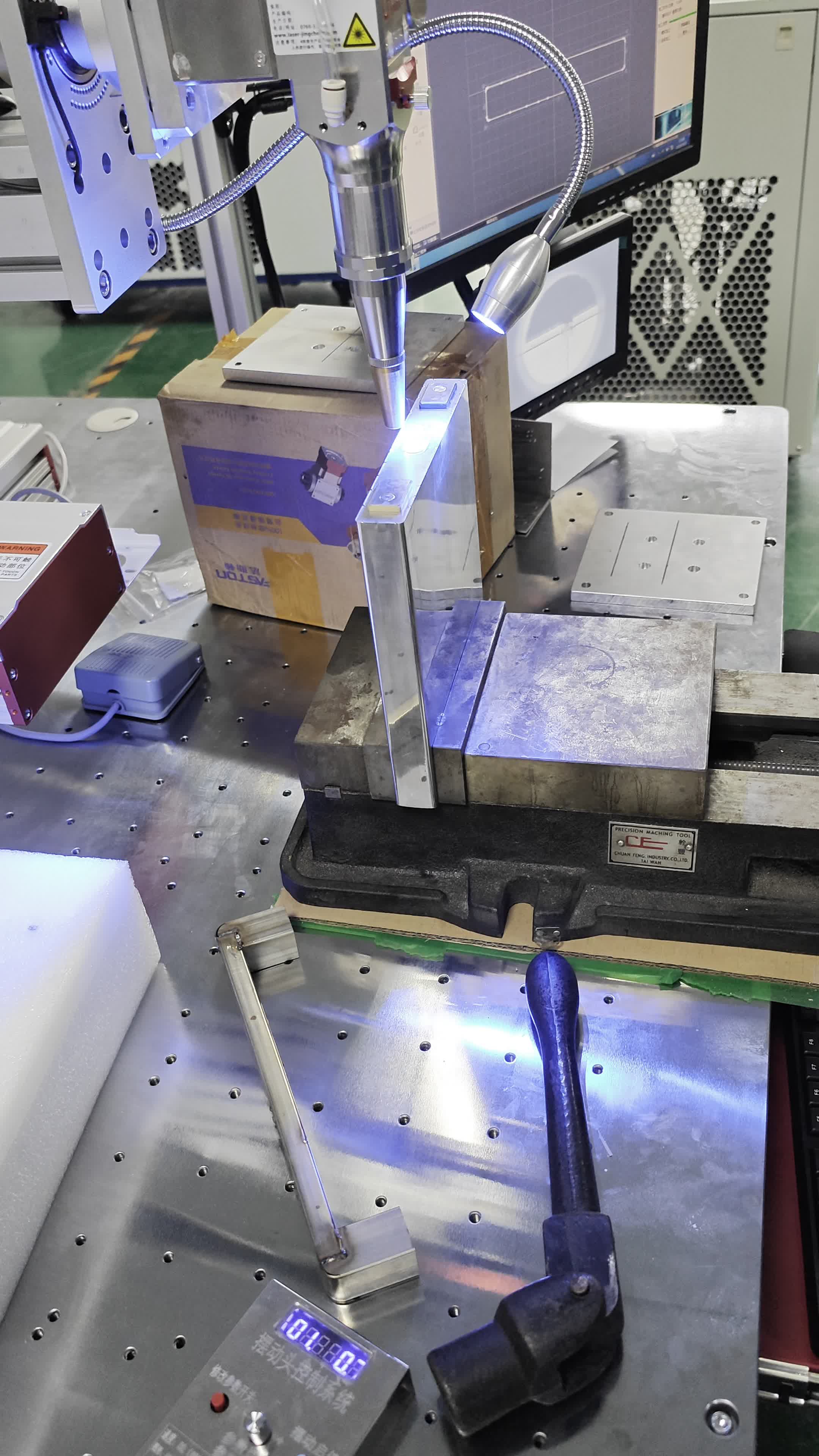 平台激光焊接机焊接 锂电池外壳!