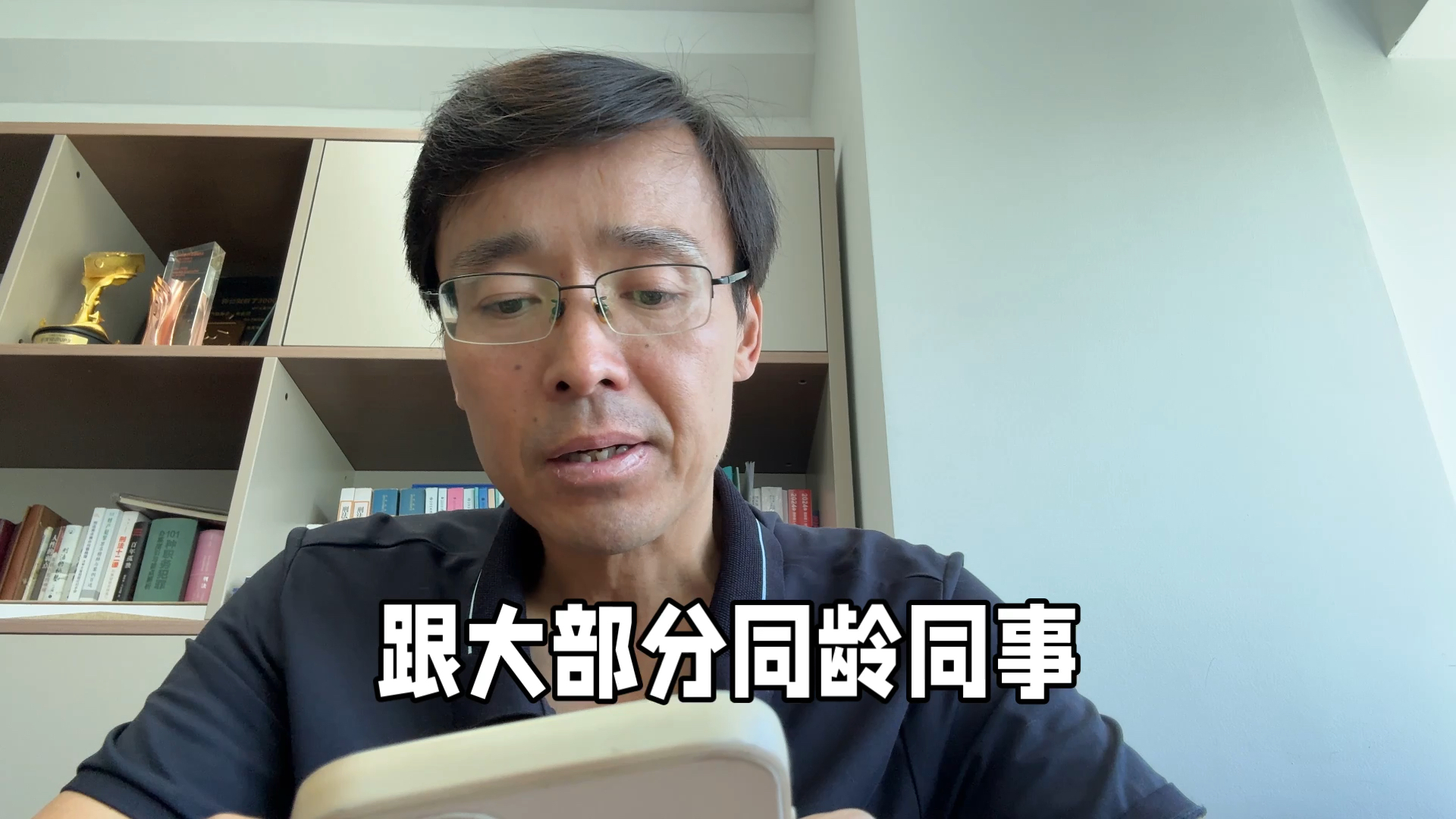 去年入职某县城垄断国企，形式主义太严重，经常干一些与自己工作毫无关系的事情，而且晋升通道太窄了