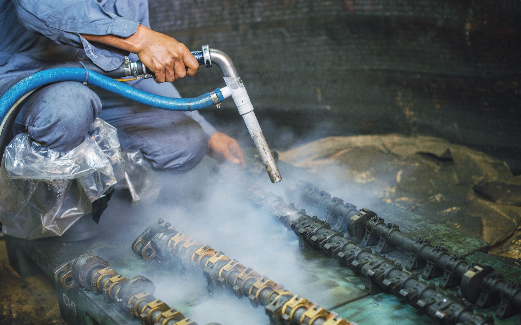 不可思议的干冰清洗,专门用于清洗电路,喷一下焕然一新