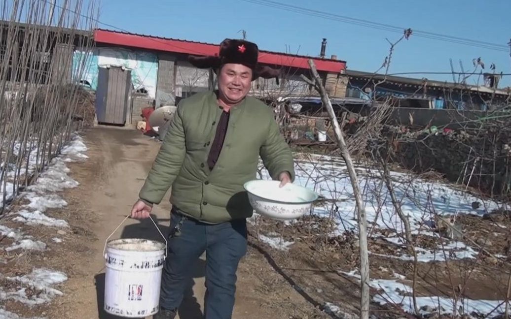 农村大锅哥去给老人送尖椒干豆腐,发现老人做这些家务太困难了