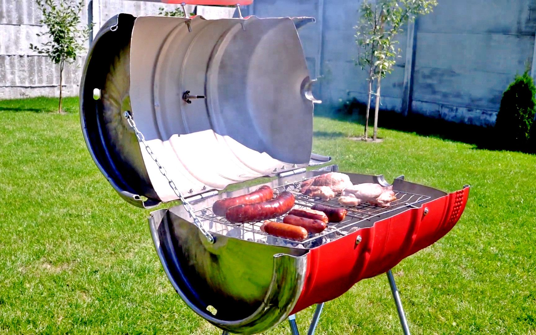 一般烧烤架不好用小伙用啤酒桶自制一个使用效果杠杠的