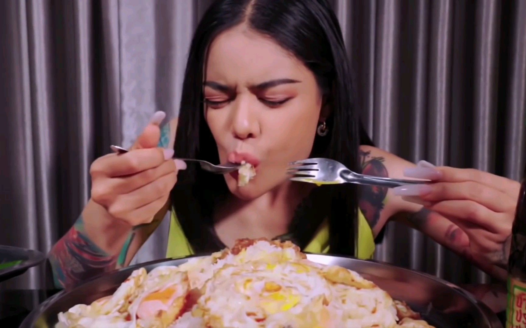 泰国吃播辣椒姐吃 绿盖酱配荷包蛋饭