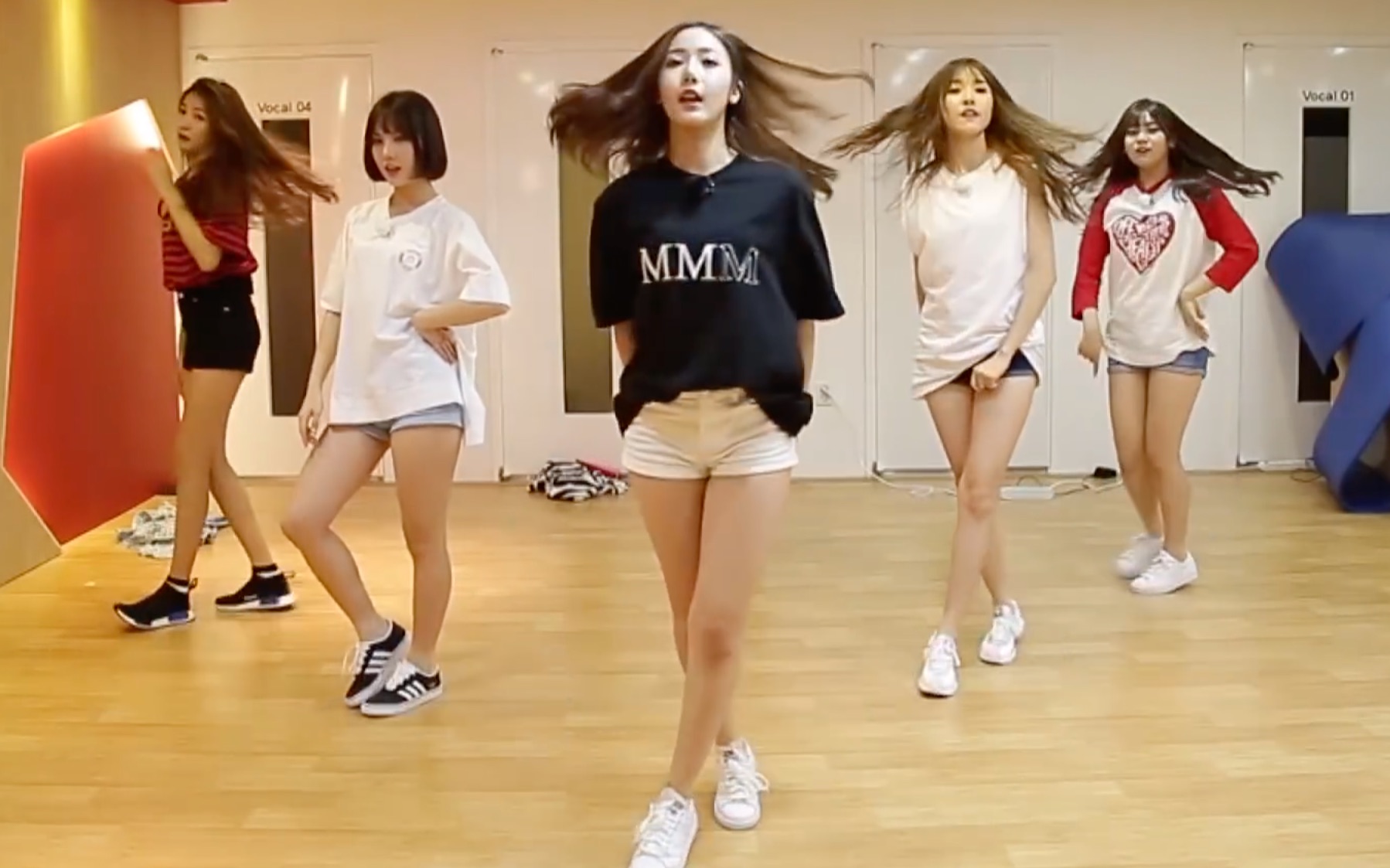 【gfriend】转圈时连头发扬起的角度都一样的刀群舞女团是如何练成的