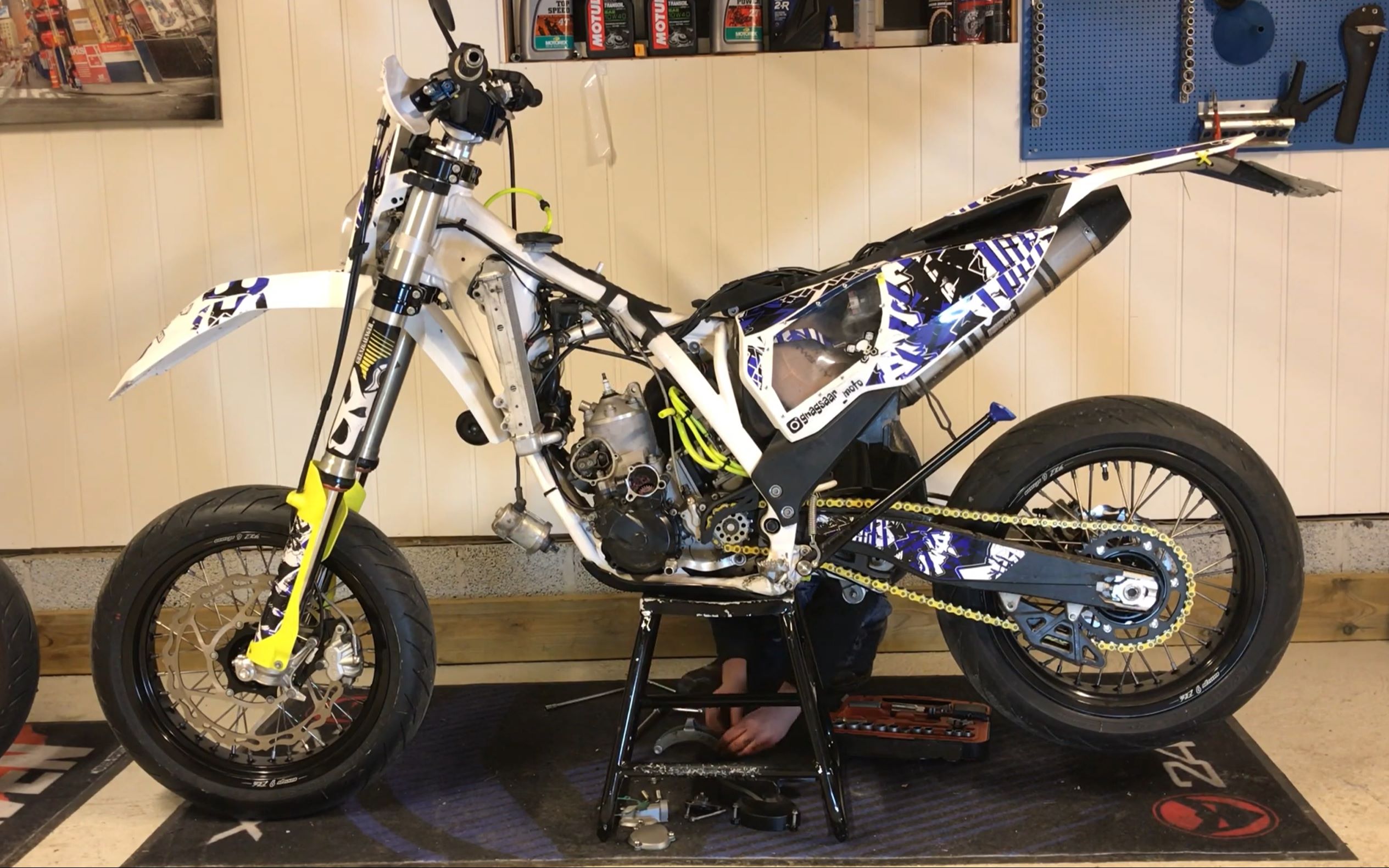 胡斯瓦纳husqvarna te300 滑胎发动机保养维修_哔哩哔哩 (゜-゜)つロ