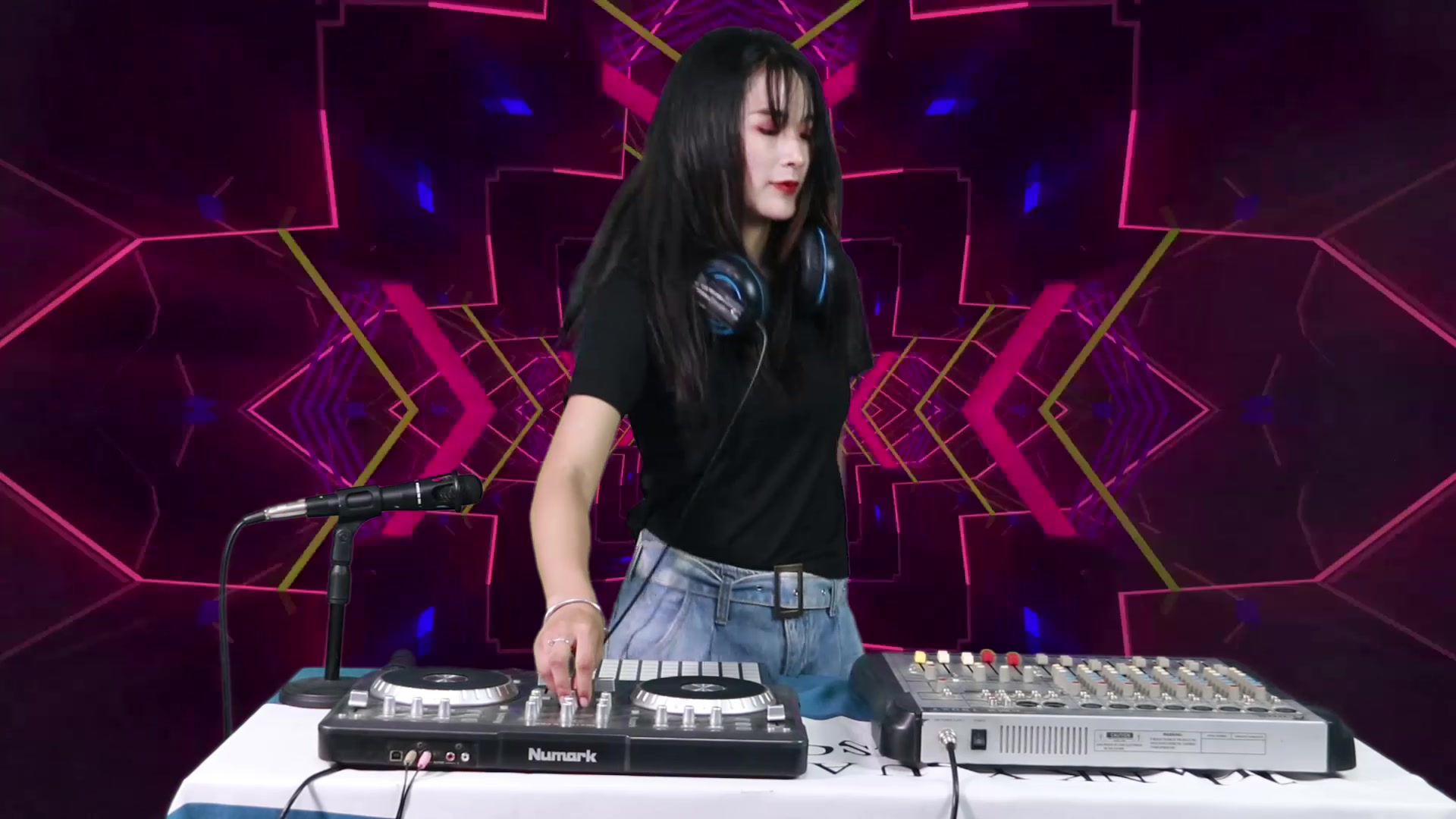 一首劲爆dj歌曲,听着这首歌一路狂奔,美女打碟激情似火