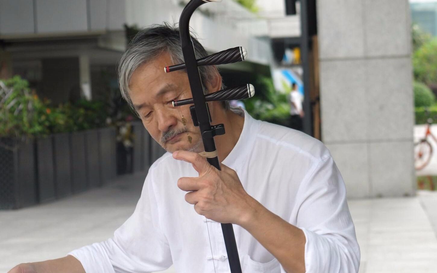 街头大爷二胡演奏《奔驰在千里草原》,气势逼人!