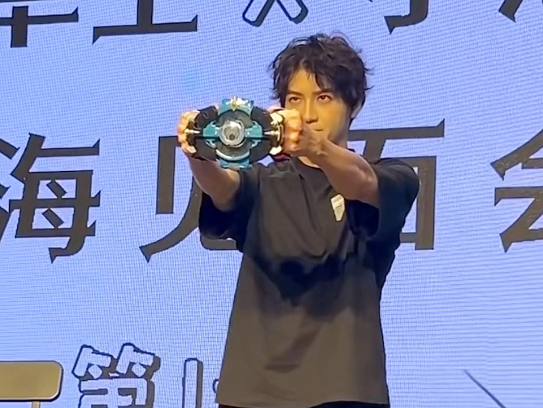 小池亮介变身布鲁奥特曼