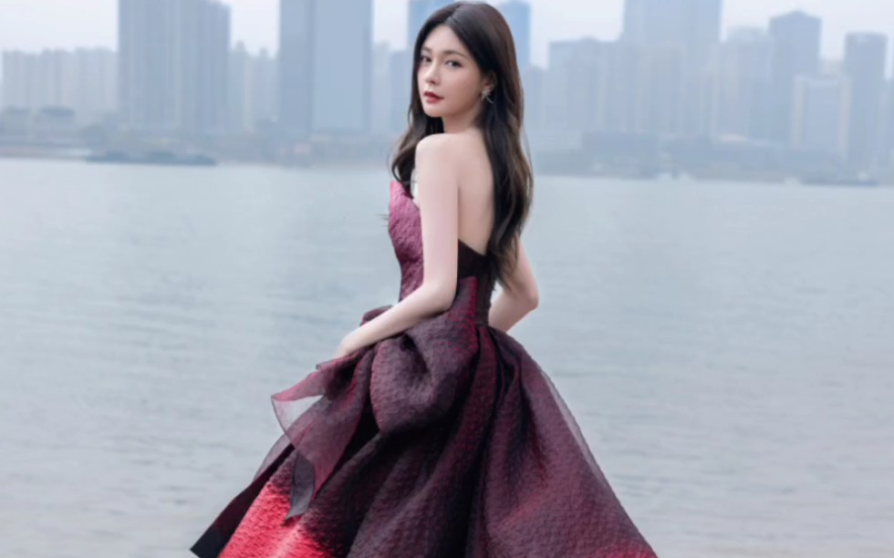 沈梦辰海边礼服大片