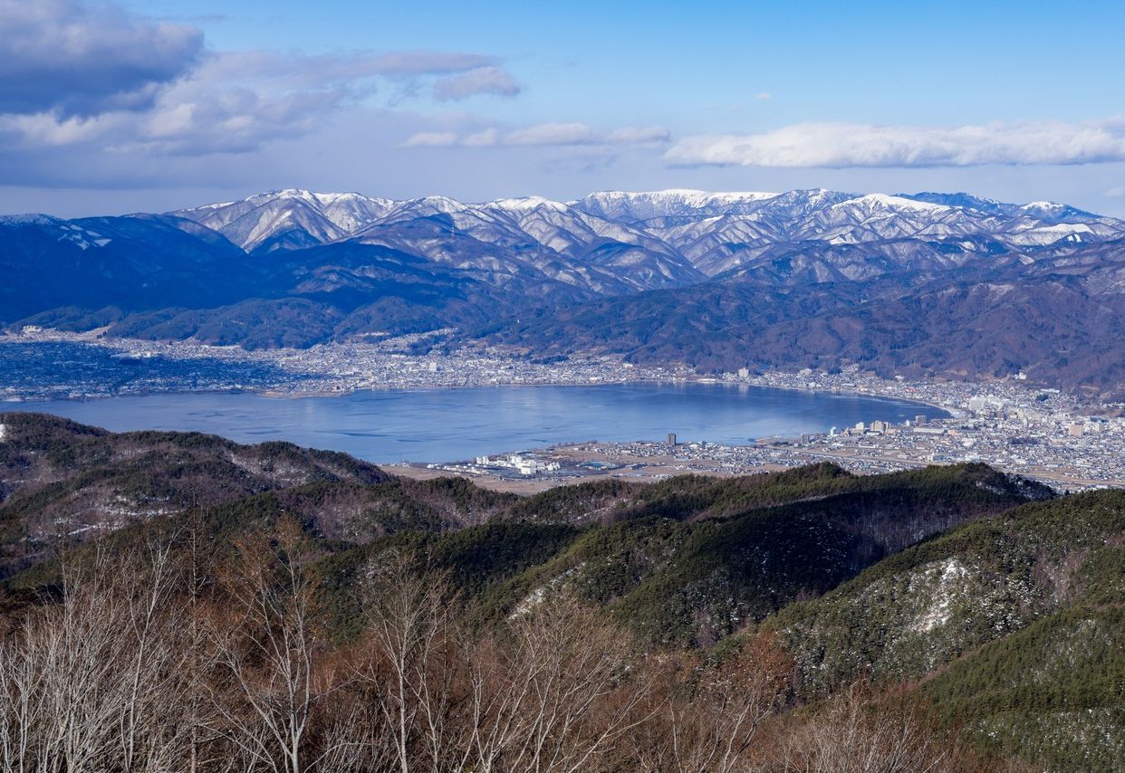在守屋山上看诹访湖边的诹访城市和冈谷城市