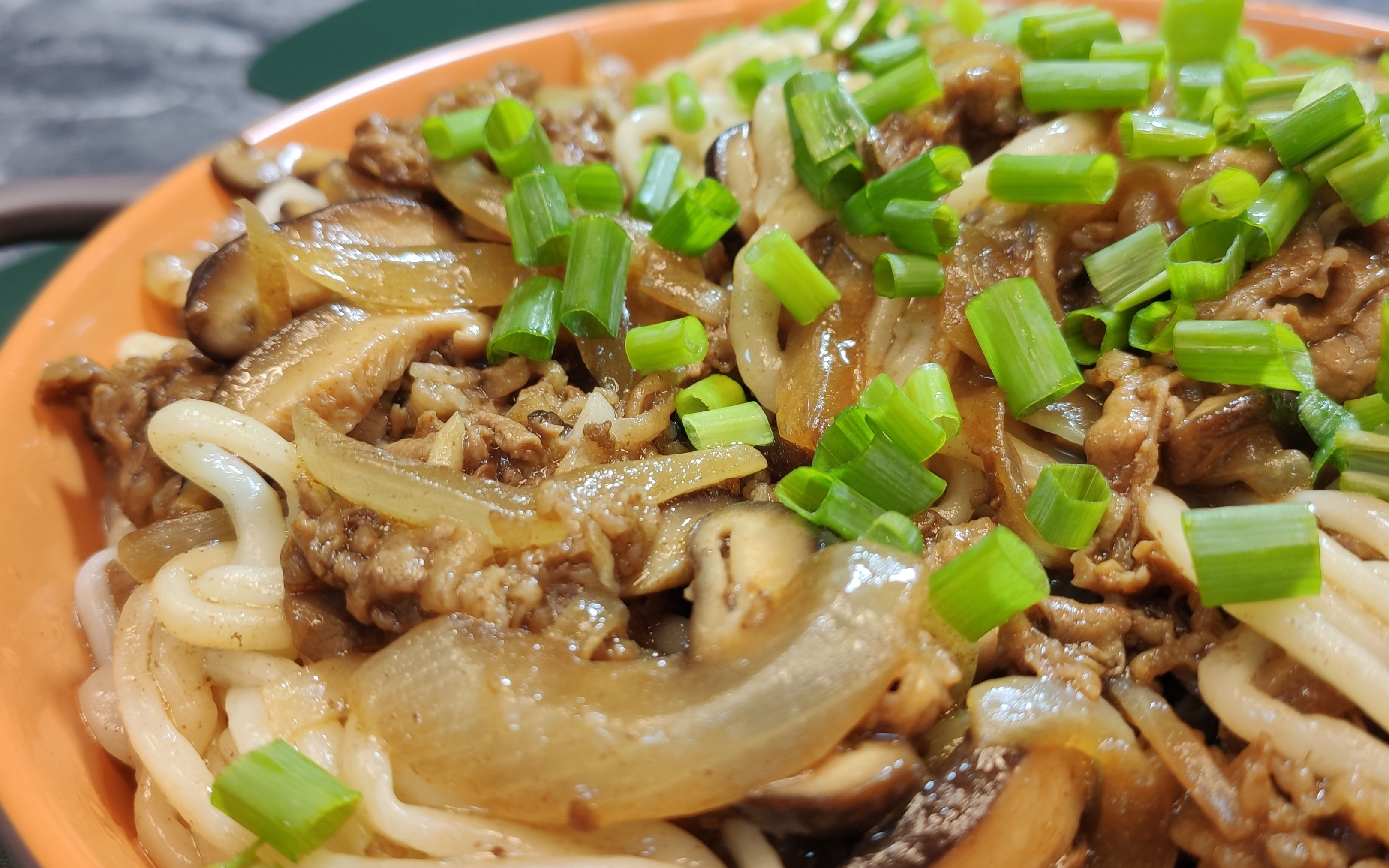 在家自制无敌好吃的香菇肥牛拌面,肉香十足,比意大利面还好吃