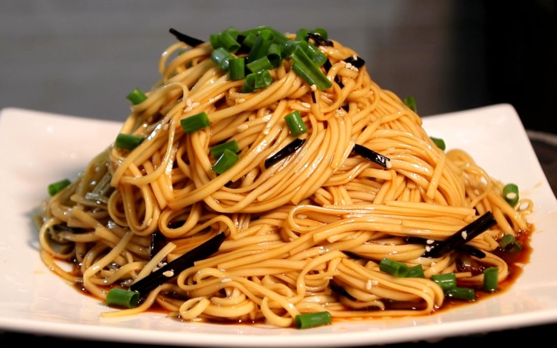 葱油拌面,做法简单几分钟就搞定,葱香浓郁,连吃3碗都不过瘾