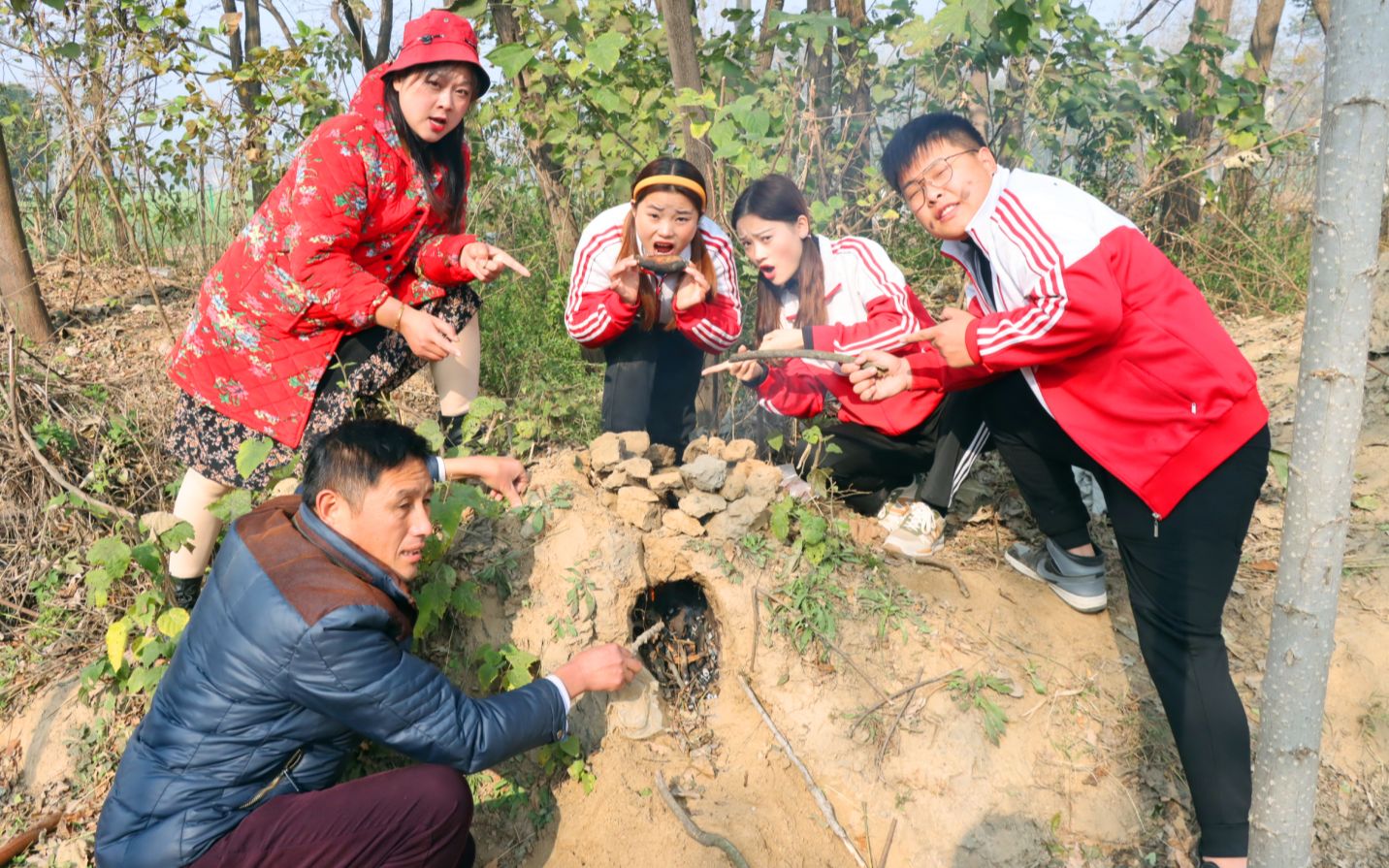 妈妈带孩子们烤红薯,自己动手烤的红薯吃起来又香又甜,太美味了哔哩哔哩bilibili