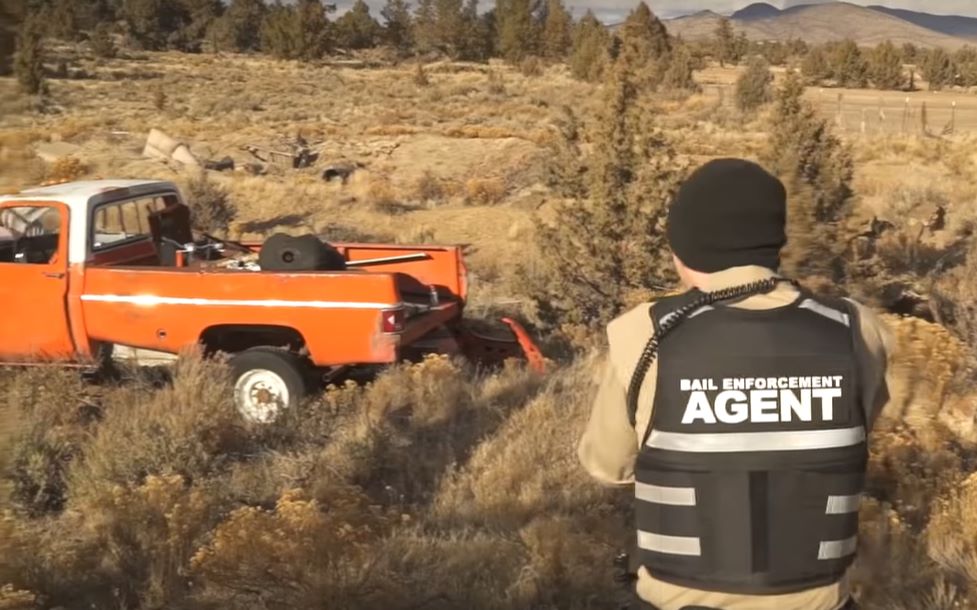 美国抓捕秀美国赏金猎人patty单枪匹马抓捕warrant上的刁民