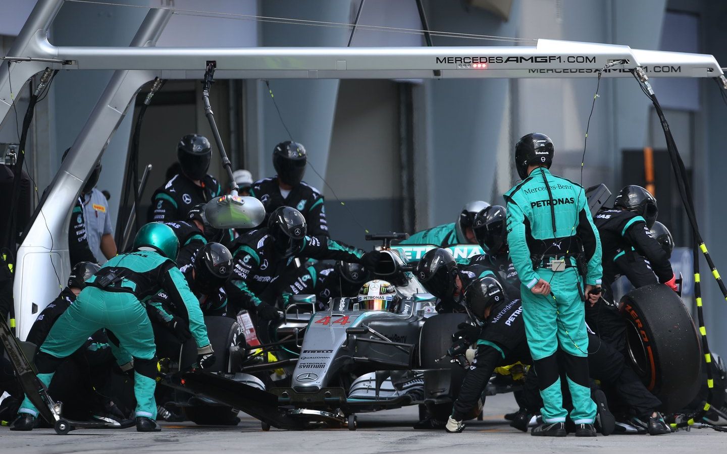 奔驰f1车队专题纪录片(3) 冠军之路从冬季研发开始_哔哩哔哩_bilibili