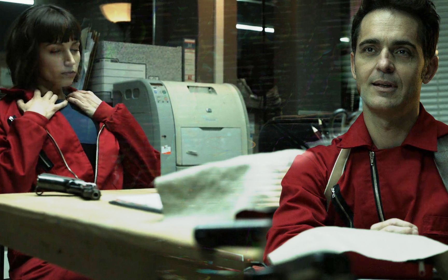 纸钞屋s16突然扒开了外套的东京里面居然穿的防弹衣警告的意图呼之欲