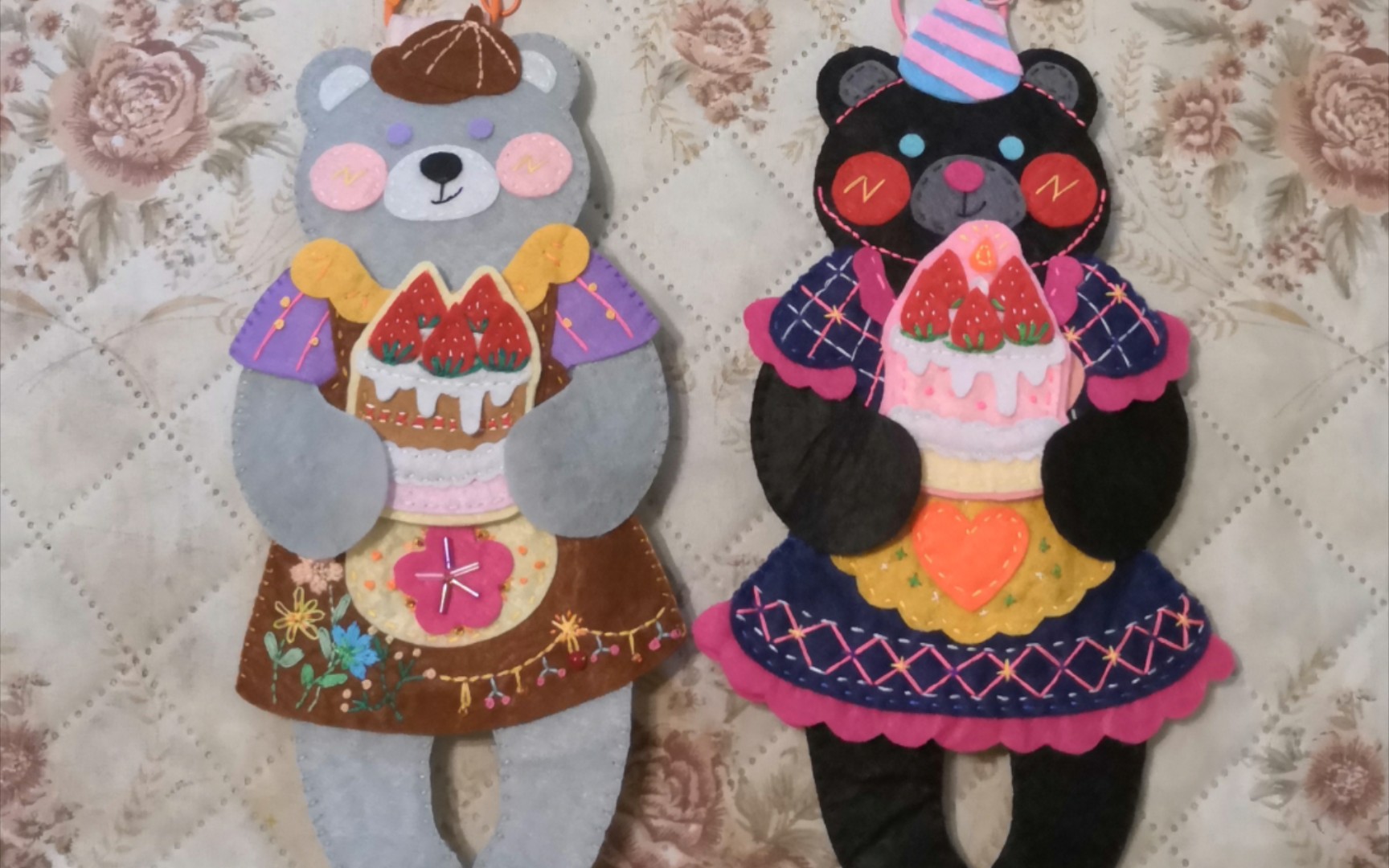 两只不织布小熊卡包